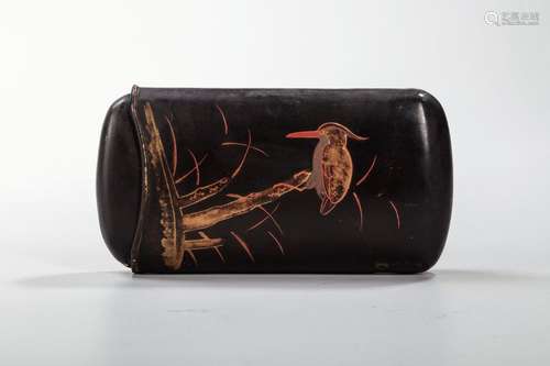 ETUI en laque noir et or à décor d’un oiseau Japo…