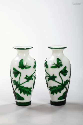 DEUX VASES en pâte de verre overlay, à décor vert …