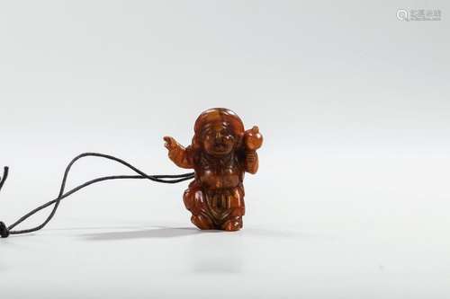 PENDENTIF en forme d’enfant en ambre Chine début …