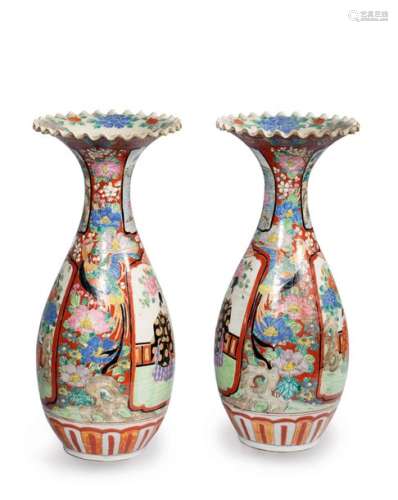 PAIRE DE VASES en porcelaine polychrome, col crant…