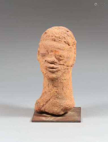Culture Nok, Nigéria Tête anthropomorhe féminine Haut. : 26 cm