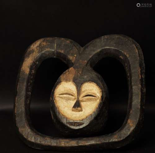 Gabon Ethnie KWELE Masque à cornes enveloppantes de forme carrée au visage stylisé noir et blanc. Traces de kaolin, bois sculpté. H: 39,5 x L: 43 cm