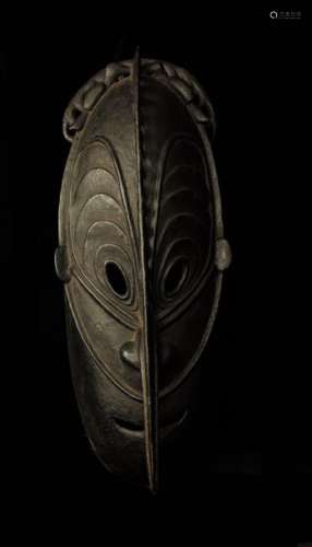 Important masque du Sepik Bois sculpté à patine noire croûteuse Ancienne collection de M. Alex Arthur, fondateur de Tribal Art Magazine. H 52 x L 20 cm