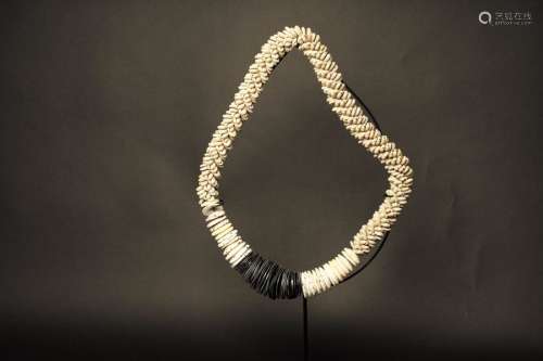 Collier céremoniel en tranches de coquillages, nacre et petites cauris. Papouasie Nouvelle Guinée Diam : 35 cm