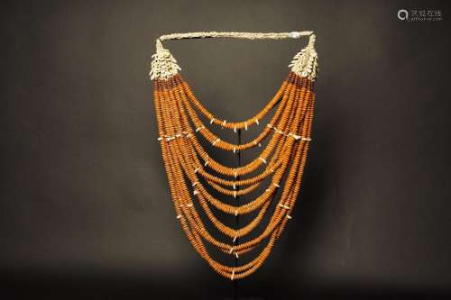 Collier céremoniel en perles, graines et petites cauris. Papouasie Nouvelle Guinée Hauteur : 70 cm