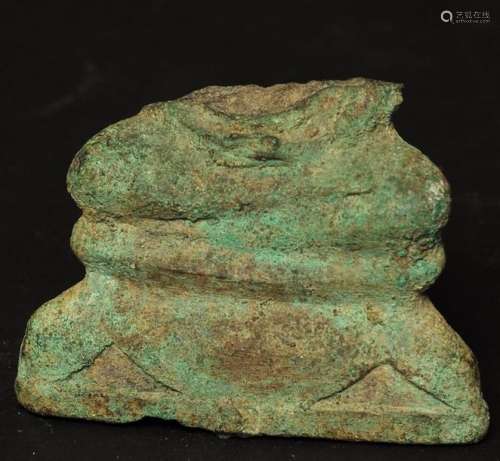 Fragment de corps de bouddha Bronze à patine verte de fouille Thaïlande, Ayutthaya, XVIII-XIX° siècle H 7 cm