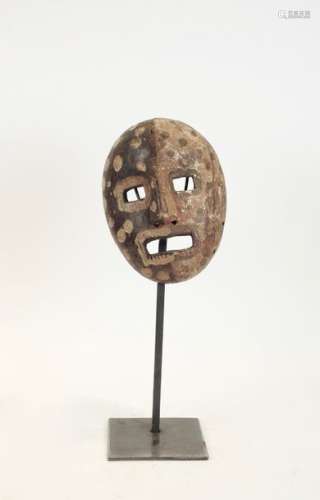 Masque Bois sculpté polychrome 1ère moitiée du XX° siècle Angola, ethnie Tchokwe H 22 cm