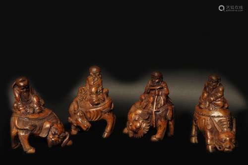 Groupe de quatre Lohan assis sur divers animaux Racine de bambou à patine brune Chine, fin XIXe-début XXe s H 16 cm environ
