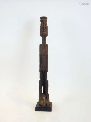 Ancêtre Nommo figuré debout Bois, patine croûteuse. Mali, ethnie Dogon Ancienne Collection privée, Paris H 61 cm