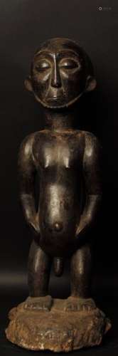 République démocratique du Congo Ethnie HEMBA Statuette d'ancêtre masculine. La coiffe est composée d'une croix. La barbe est stylisée. La base est érodée. H: 58,5 cm