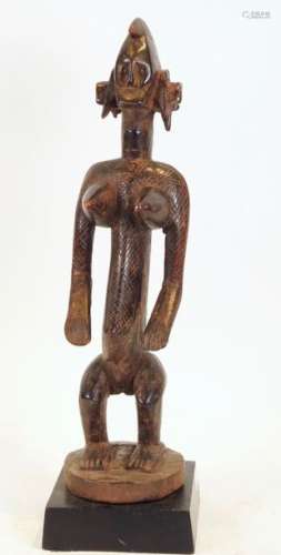 Jeune femme debout les bras écartés du corps Bois joliment sculpté et patine miel brillante Mali, ethnie Bambara Ancienne Collection privée, Paris H 45 cm
