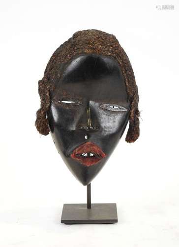 Masque de course Bois à patine brillante, fer et fibres végétales République de Côte d'ivoire, ethnie Dan H 21 cm