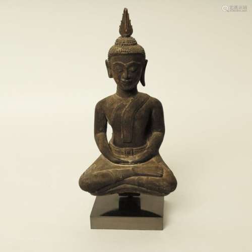 Bouddha en dhyana mûdra signe de méditaion Thaïlande,Ayuthaya, anciènne capital des Siam Terre et stuc 20ème siècle H27 cm