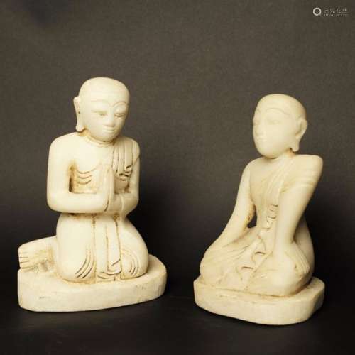 Paire d'adorants devant bouddha , les mains jointes. Albâtre. Birmanie, Mandalay, Fin XIX - Début XX° siècle Hauteur :24 cm