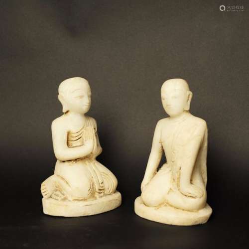 Paire d'adorants en namaste devant bouddha , les mains jointes. Albâtre. Birmanie, Mandalay, Fin XIX - Début XX° siècle Hauteur :24 cm