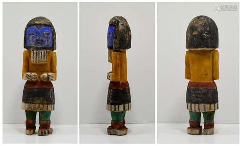 Kachina.Poupée en bois de « cottonwood »sculpté, pigment polychrome Ensemble en assez bon état avec manque sur les deux pieds et petits enfoncements sur l'arriere de la t^te. Travail d’Amérique du Nord, hopi ou zuni 2eme moitié du XXème siècle. Collectée in situ fin année 50 par un médecin français travaillant dans le comté de coconino en Arizona. H 19 cm