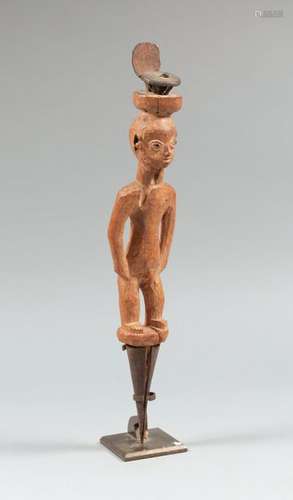 Fon, Bénin Statue de sorcellerie vaudou Cette statue très esthétique représente un jeune homme surmonté de fers rituels Ces pièces étaient plantées au sol pour des rites religieux spécifiques connus des initiés Haut. : 47 cm Provenance : Collection privée Hervé.P