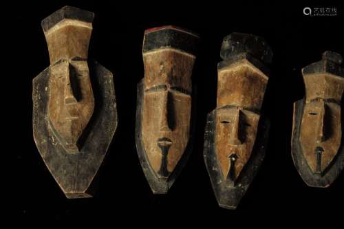 Ensemble de quatre masques des îles Morlock en bois à traces de polychromies. Océan Pacifique. Hauteur: 25,5, 23cm, 20,5 cm, 27,5 cm