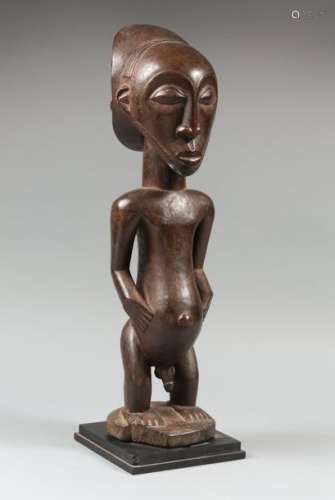 République Démocratique du Congo Statue d’ancêtre Style de Yambula, Hemba, représentant un ancêtre debout, les deux mains posés sur l’abdomen. Haut. : 65 cm