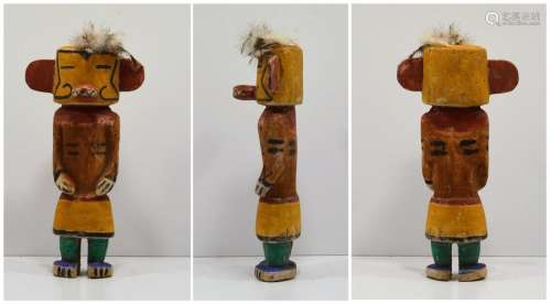 Kachina.Poupée en bois de « cottonwood »sculpté, pigment polychrome Ensemble en assez bon état. Travail d’Amérique du Nord, hopi ou zuni 2eme moitié du XXème siècle. Collectée in situ fin année 50 par un médecin français travaillant dans le comté de coconino en Arizona. H 22 cm