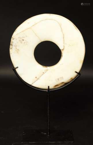 Monnaie d'échange de forme circulaire en coquillage Indonésie - sur socle Diam 20 cm