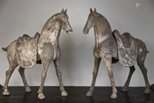 Paire de chevaux à selle amovible En terre cuite grise à engobe Chine, dynastie Tang