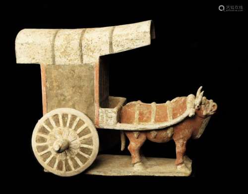 Grand chariot tiré par un buffle, les roues du chariot se posent et s'enlèvent. Terre cuite à traces de polychromies Chine, dynastie des Tang