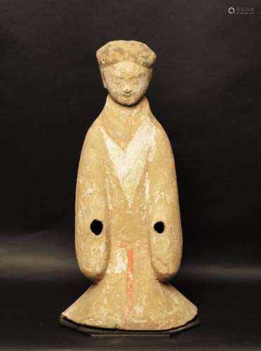 Porteur de palanquin, avec tête amovible, portant robe de cérémonie Terre cuite à trace d'engobe et de polychromies blanches, jaunes et ocres Chine, dynastie Han