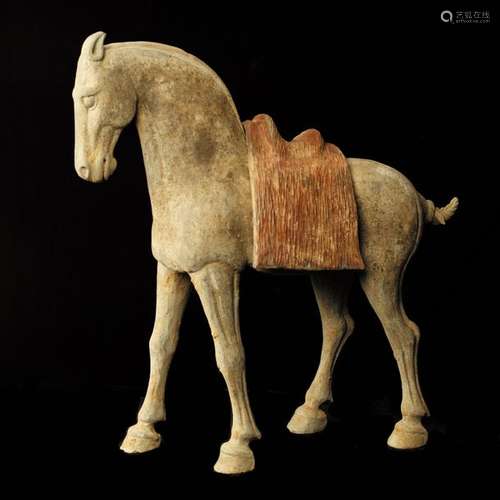 Cheval Tang avec selle amovible Terre cuite grise à traces d'engobe et de polychromies. Chine, dynastie Tang