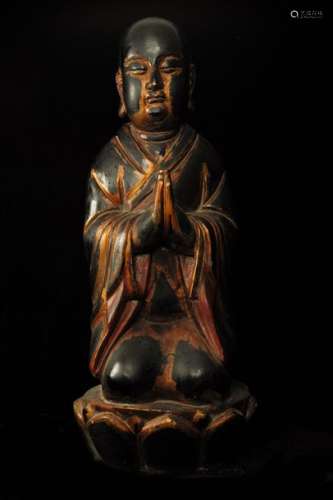 Moine à la robe monastique en position de Namaste Bois laqué et doré Vietnam, XIX° siècle. Hauteur : 83 cm