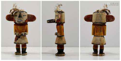 Kachina.Poupée en bois de « cottonwood »sculpté, pigment polychrome Ensemble en assez bon état avec manque au pied droit . Travail d’Amérique du Nord, hopi ou zuni 2eme moitié du XXème siècle. Collectée in situ fin année 50 par un médecin français travaillant dans le comté de coconino en Arizona. H 17 cm hors plume.