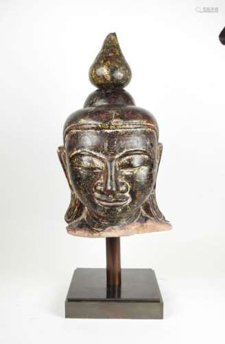 Tête de bouddha Grès Rose laqué et doré Usnisha amovible Birmanie, Royaume des Etats Shan, XVIII° siècle H 45 cm