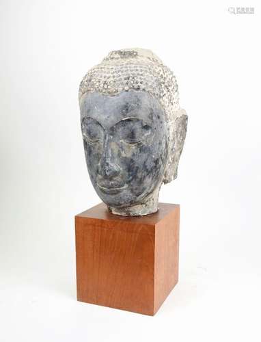 Tête de Bouddha en grès laqué Coiffure de fines bouclettes Thaïlande, ancienne capitale des Siam, Ayutthaya XVIIème siècle H 40 cm