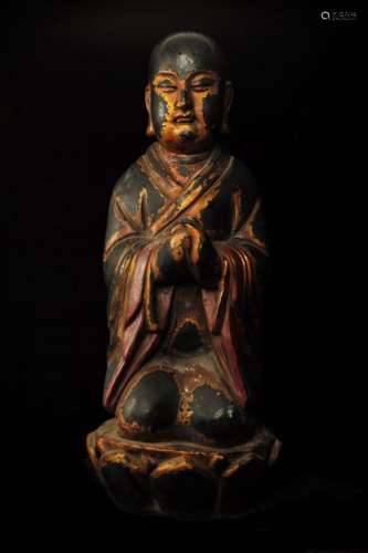Moine à la robe monastique en position de Namaste Bois laqué et doré Vietnam, XIX° siècle. Hauteur : 80 cm