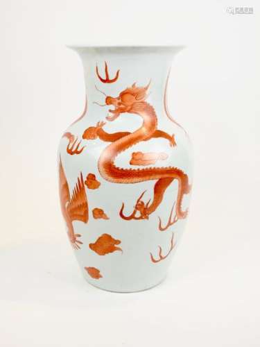 Vase balustre à col évasé Porcelaine émaillée à décor de dragons orange H 35 cm
