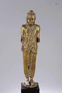 Birmanie Bouddha debout vêtu d'une robe monastique richement ouvragée. Bois laqué, doré et inscrusté de sulfure polychrome. Birmanie, royaume de Mandalay. 18ème siècle. Erosion et manque des bras. H 99 cm x L 23 cm