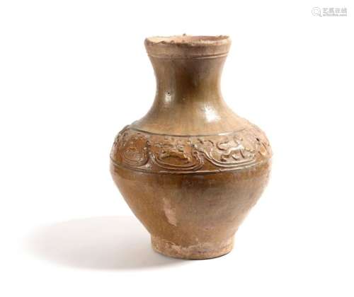 Vase de forme Hu en terre cuite à glaçure ocre. Chine. dynastie Han.