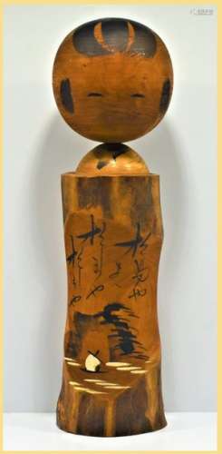 KOKESHI. Poupée en bois polychrome signée avec un très beau dessin. Japon XXème siecle Hauteur 30 cm