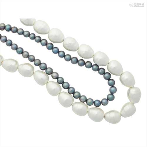 A South Sea cultured pearl set necklace