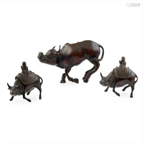 GROUP OF THREE BRONZE BUFFALO WITH CHILD QING DYNASTY, 18TH-19TH CENTURY