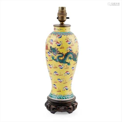 FAMILLE ROSE YELLOW-GROUND 'DRAGONS' VASE LATE QING DYNASTY-REPUBLIC PERIOD, 19TH-20TH CENTURY