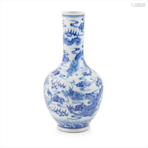 BLUE AND WHITE 'DRAGON' BOTTLE VASE LATE QING DYNASTY-REPUBLIC PERIOD, 19TH-20TH CENTURY