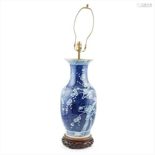 BLUE AND WHITE 'CRACKED ICE AND PRUNUS' BALUSTER VASE LATE QING DYNASTY-REPUBLIC PERIOD, 19TH-20TH