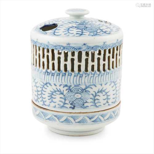 BLUE AND WHITE CANDLE HOLDER WITH COVER LATE QING DYNASTY-REPUBLIC PERIOD, 19TH-20TH CENTURY