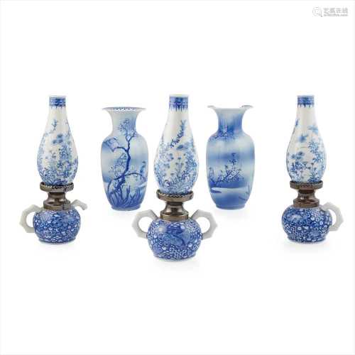 GROUP OF FIVE JAPANESE BLUE AND WHITE PORCELAIN MEIJI PERIOD