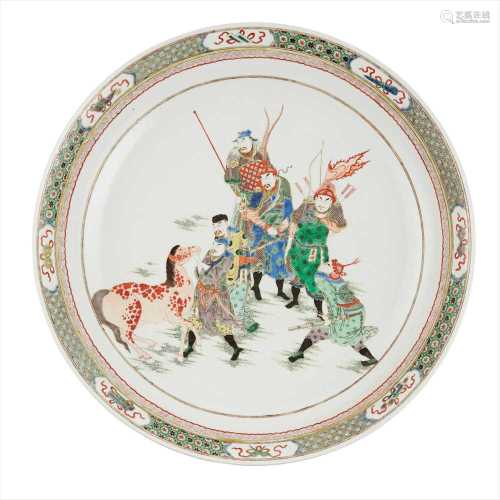 LARGE FAMILLE VERTE 'OUTLAWS OF THE MARSH' CHARGER QING DYNASTY, 19TH CENTURY