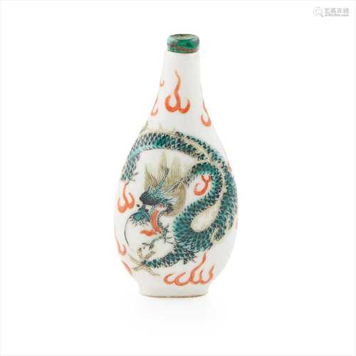 FAMILLE VERTE 'DRAGON' SNUFF BOTTLE QING DYNASTY, 19TH CENTURY