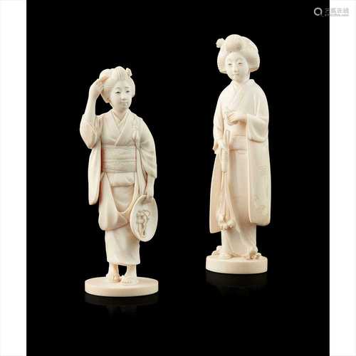 Y PAIR OF JAPANESE IVORY OKIMONO OF GEISHAS MEIJI PERIOD