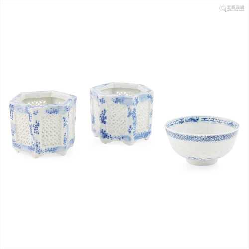 GROUP OF THREE BLUE AND WHITE WARES 20TH CENTURY