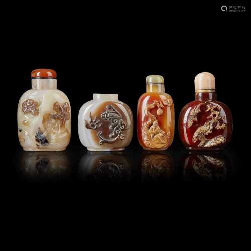 GROUP OF FOUR AGATE SNUFF BOTTLES QING DYNASTY, 19TH CENTURY